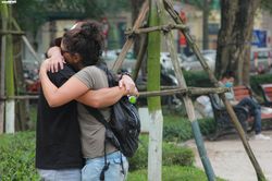 Khách nước ngoài tại Hà Nội không đeo khẩu trang thản nhiên ôm hôn giữa dịch Covid-19