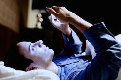 Biết điều này bạn sẽ chẳng còn dám 'lướt' smartphone trước khi đi ngủ nữa