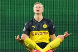 Cầu thủ PSG đồng loạt ngồi thiền để chế giễu Erling Haaland