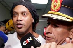 Ronaldinho bị kiểm tra virus corona khi ở tù