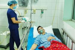 Tự uống thuốc tại nhà, người đàn ông suýt chết vì sốc phản vệ