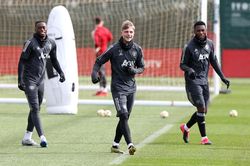 MU chiến Europa League: Martial đổ bệnh, cờ đến tay Ighalo