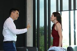 Thấy chồng thân mật với máy bay U50, vợ trẻ lao vào đánh ghen ngờ đâu chính mình mới là người tẽn tò ra về