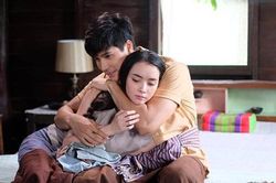 Chồng ra tự hào khoe chiều vợ thương con, khi biết lọ thuốc vợ vẫn mang bên người mới run rẩy nhận ra sự thật bất lâu