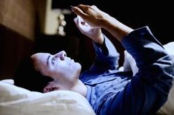 Biết điều này bạn sẽ chẳng còn dám 'lướt' smartphone trước khi đi ngủ nữa