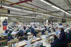 Doanh thu công ty dệt may tăng vọt nhờ bán khẩu trang