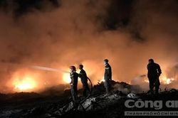 Cháy vựa ve chai lúc nửa đêm, hàng chục hộ dân mất ngủ