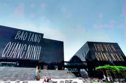 Hạ Long vắng vẻ trong ngày đầu dừng đón khách