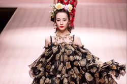 Địch Lệ Nhiệt Ba và dàn sao châu Á sải bước trên sàn catwalk