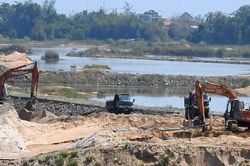 Phú Yên: Doanh nghiệp 'rút ruột' sông Ba