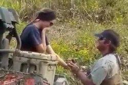 'Nổi sóng' mạng: Màn cầu hôn giữa bùn lầy 'em có muốn mắc kẹt cả đời với anh không?' gây bão