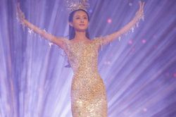 Số đỏ như Triệu Lệ Dĩnh, được phong 'nữ hoàng màn ảnh' khi các bộ phim cũ khởi chiếu lại trên truyền hình