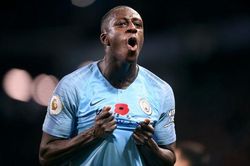 Hậu vệ Man City tự cách ly do người nhà nghi nhiễm Covid-19