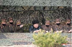 Toàn bộ phụ tá mang khẩu trang xem tập trận, ông Kim Jong-un thì không