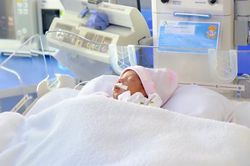 Nuôi sống bé sinh non nặng 800g