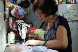 May khẩu trang phát miễn phí cho người dân