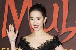 Lưu Diệc Phi lộ răng ố vàng, diện váy hàng hiệu vẫn bị công kích