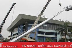 Xem nhà thầu dựng cột đèn chiếu sáng cao 37m ở sân vận động Hà Tĩnh