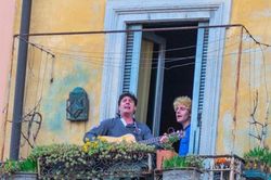 Người dân Italy đứng hát ngoài ban công cổ vũ nhau vượt qua COVID-19