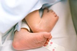 Bé sơ sinh tại Anh nhiễm COVID-19