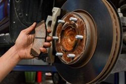 Lười thay dầu phanh ô tô có thể sẽ dẫn đến những hậu quả đáng tiếc
