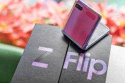 Mở hộp Samsung Galaxy Z Flip: Màn hình 6,7 inch nhưng vẫn gọn trong lòng bàn tay