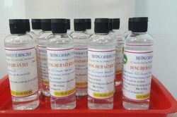 Trường Cao đẳng Y tế Đồng Tháp pha chế nước rửa tay sát khuẩn cho học sinh, sinh viên