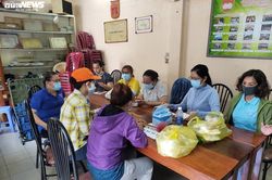 Chuẩn bị cơm hộp, khẩu trang cho hơn 1.000 người trong chung cư bị phong tỏa ở TP.HCM