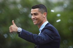 Ronaldo làm điều chưa từng có, khiến tất cả thán phục giữa dịch Covid-19