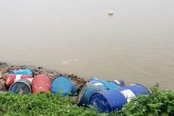 Phát hiện nhiều thùng phuy nghi chứa chất bẩn độc hại bên bờ sông Hồng