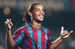 Mê mẩn xem lại những bàn thắng và kỹ năng tuyệt mỹ của Ronaldinho
