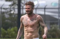 David Beckham khoe cơ bụng ở tuổi 45