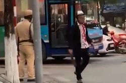 Thanh niên áo dính máu, cầm dao phân trần với CSGT