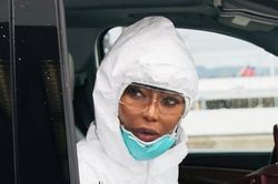 Naomi Campbell giải thích lý do mặc đồ bảo hộ như bác sĩ