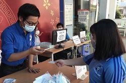 Sinh viên ĐH Bách khoa TP.HCM nhận khẩu trang miễn phí