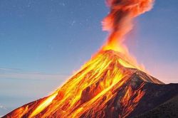 Cảnh tượng hủy diệt mãnh liệt của ngọn núi lửa phun trào