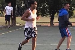 Chiêm ngưỡng những kỹ năng đặc biệt của Ronaldinho ở giải futsal... trong tù