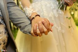 Chết điếng vì giữa lễ cưới, tình cũ của chồng đến đòi cha cho con