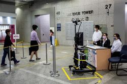 Hong Kong: Một bác sĩ mắc COVID-19, tăng các ca bệnh từ nước ngoài về