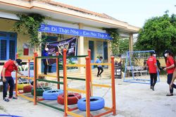 Trao nhiều phần quà, công trình cho Trường Tiểu học số 1 Ninh Ích