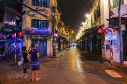 'Phố Tây' Tạ Hiện vắng hoe dịp cuối tuần sau lệnh tạm dừng hoạt động