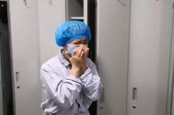 Y tá bật khóc khi bệnh nhân Covid-19 được xuất viện cúi đầu chào
