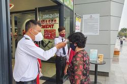Người dân thực hiện nghiêm việc đeo khẩu trang tại các chợ, siêu thị