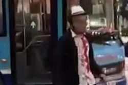 Thanh niên áo dính máu, cầm dao phân trần với CSGT