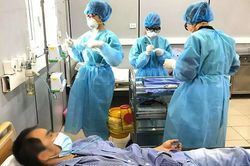 Một bệnh nhân mắc Covid-19 ở Hà Nội diễn biến nặng, phải lọc máu và thở máy