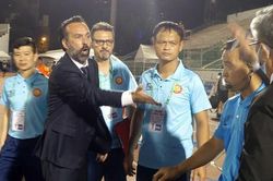 HLV Lopez chê trọng tài V-League theo cách... rất V-League