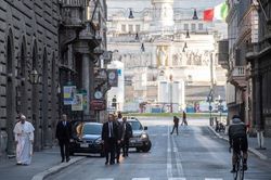 Giáo hoàng đi bộ trên đường phố Rome vắng vẻ để cầu nguyện chống dịch