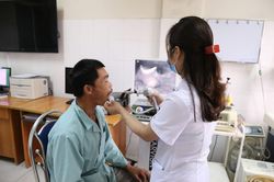 Người đàn ông khó thở, tím tái sau khi ăn thịt gà