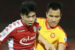 Công Phượng bị khóa chặt trước số đông cầu thủ Thanh Hóa