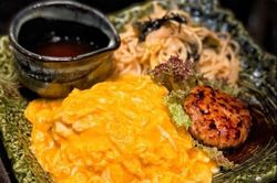 Cơm chiên kiểu Nhật với lớp trứng béo, mềm phủ trên